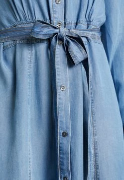 Cream VINCACR DRESS Robe En Jean Blue Denim Femme 11 Cream VINCACR DRESS Robe En Jean Blue Denim Femme -Cream Soldes Boutique 2d60e7b66a2445768aee48c41f8b0f4f