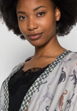 Cream Femme MORTO KIMONO Veste Légère Silver Cloud 9 Cream Femme MORTO KIMONO Veste Légère Silver Cloud -Cream Soldes Boutique 3a4e71e5ce784a42b471879f2321f130