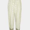 Cream OLINA PANT Pantalon Classique Green Stripe Wallpaper Femme