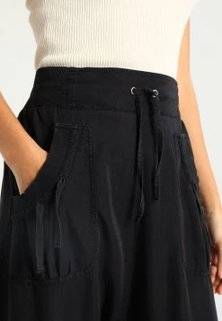 Cream NANNA PANTS Pantalon Classique Solid Black Femme -Cream Soldes Boutique 4ffd136ad8544ad1864d8052f91fddf5