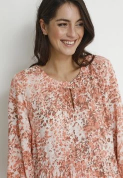 Cream DAISYCR KIM FIT Robe De Jour Animal Camo Red Femme 9 Cream DAISYCR KIM FIT Robe De Jour Animal Camo Red Femme -Cream Soldes Boutique 63ef76a9e52f4822bd33da9cfe4c490e