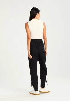 Cream NANNA PANTS Pantalon Classique Solid Black Femme -Cream Soldes Boutique 74d836431ebb4ddcaf39ebf103e0b083