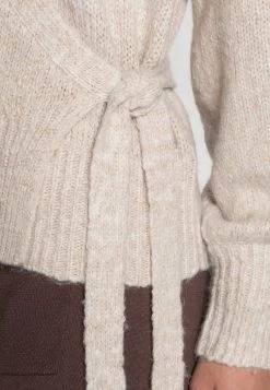 Cream KIARA WRAP BLOUSE Gilet Oat Melange 9 Cream KIARA WRAP BLOUSE Gilet Oat Melange -Cream Soldes Boutique 7b3462dfc8354bf99829c7a5da8b076f