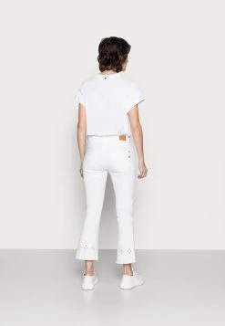 Cream Jean Bootcut Snow White 7 Cream Jean Bootcut Snow White -Cream Soldes Boutique 7e2bfb93143a468e99992737a1121029