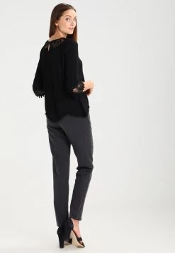 Cream KALANIE BLOUSE Blouse Pitch Black -Cream Soldes Boutique 9dee9bae50bd4019a51281b1ae0d9e96