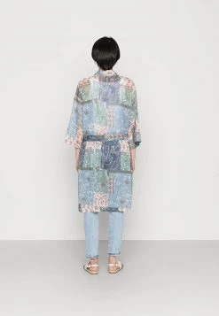 Cream Femme DANICA PATCHWORK KIMONO Veste Légère Brunnera Blue Patchwork -Cream Soldes Boutique ad48c8871f8b4f9e8ac26a56bd935b9b