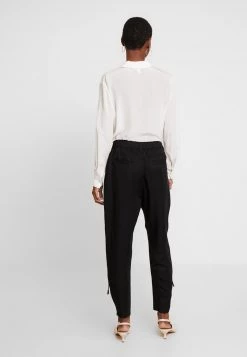 Cream Femme SILLIAN PANTS Pantalon Classique Pitch Black 7 Cream Femme SILLIAN PANTS Pantalon Classique Pitch Black -Cream Soldes Boutique c6e5326aa6d142aaa3b50bdeb9605396