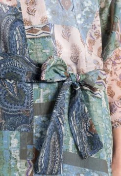 Cream Femme DANICA PATCHWORK KIMONO Veste Légère Brunnera Blue Patchwork -Cream Soldes Boutique d318ef8bf621421cbea0cea9bd89386a