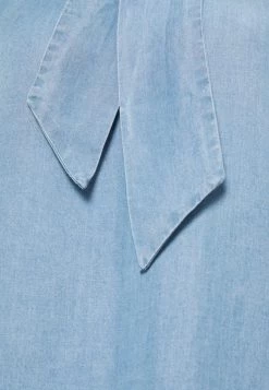 Cream Femme AMIRA BOW BLOUSE Blouse Blue Denim 5 Cream Femme AMIRA BOW BLOUSE Blouse Blue Denim -Cream Soldes Boutique d697ec52ab274386b4864081603e3f36