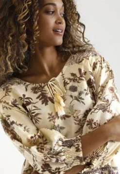 Cream Femme KIMMIA Blouse Moonstone Flower Patch -Cream Soldes Boutique dab71678241d40189136528e1ea70d8c