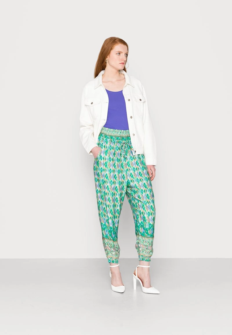 Cream Femme WILLOW PANT Pantalon Classique Ethnic Ikat Green 2 Cream Femme WILLOW PANT Pantalon Classique Ethnic Ikat Green – Image 2